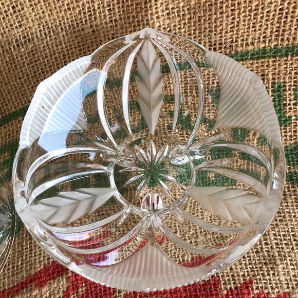 Crystal Footed Dish with Lid Frosted LEAF design - Picture 2 of 7
